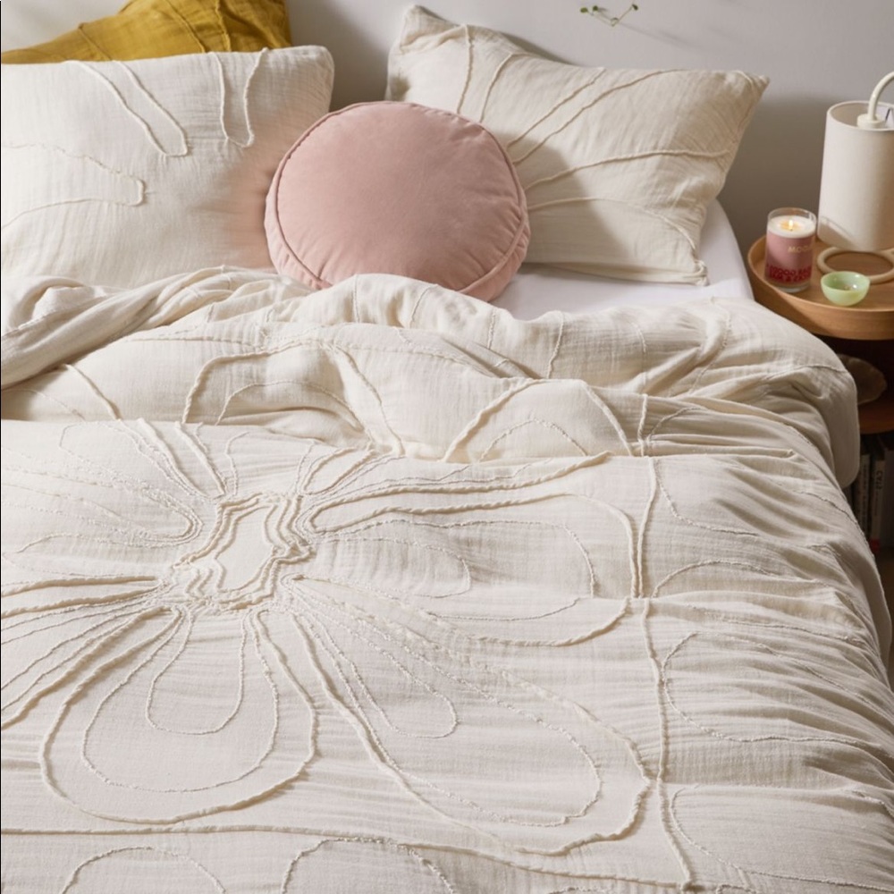 Cream colored duvet with shams